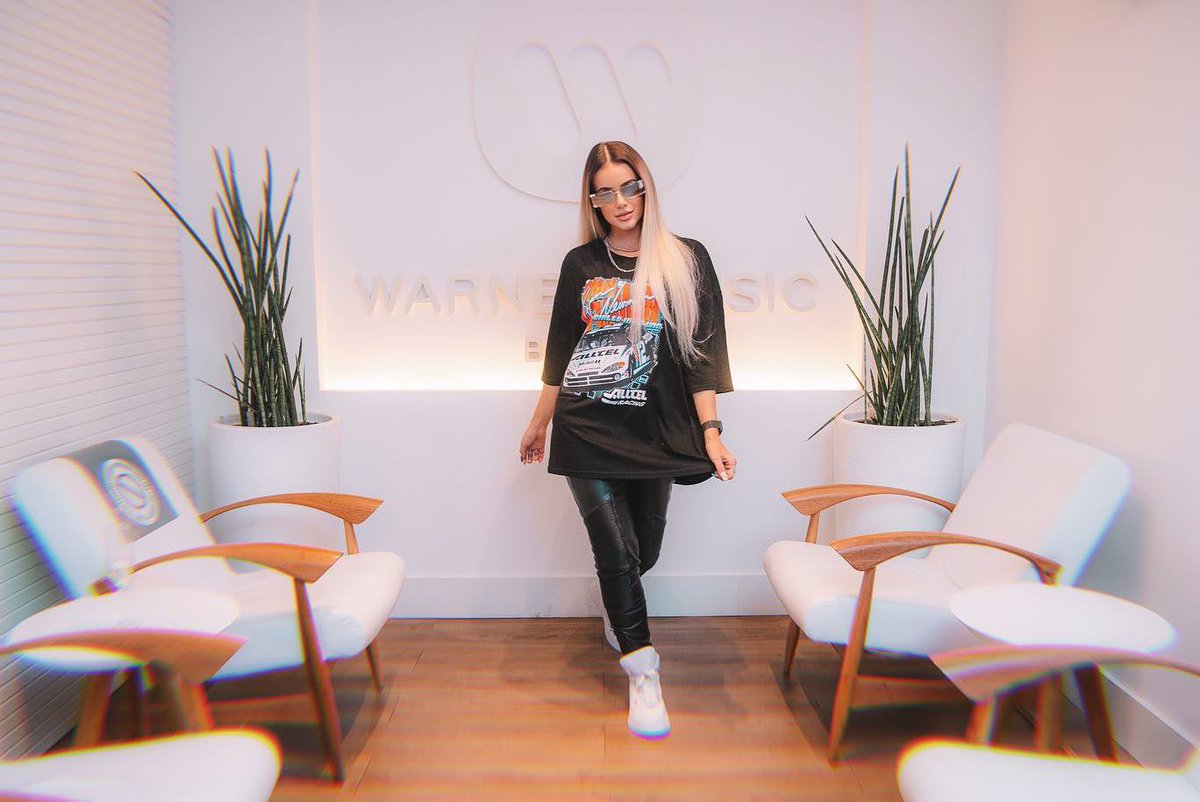 infosbianchessi's tweet image. Se você caiu de paraquedas aqui BIANCHESSI NA WARNER MUSIC: Lais Bianchessi é cantora, compositora, influencer e youtuber brasileira. Com um talento gigantesco ela acaba de se tornar a mais nova contratada da gravadora Warner Music Brasil, uma das maiores do país! A MAIOR CHEGOU!