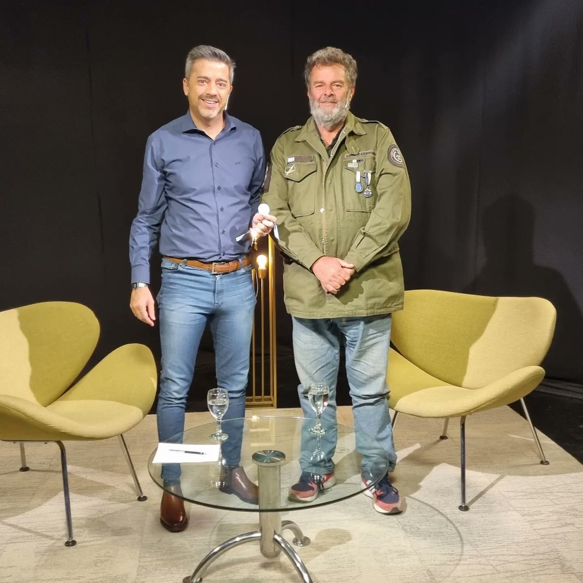 Hoy a las 23 por #SomosAmba Canal 7 de @FlowContenidos mano a mano con Pato Louzao, ex combatiente de #Malvinas en #23EnPunto . A 40 años de la Guerra. #MalvinasArgentinas🇦🇷