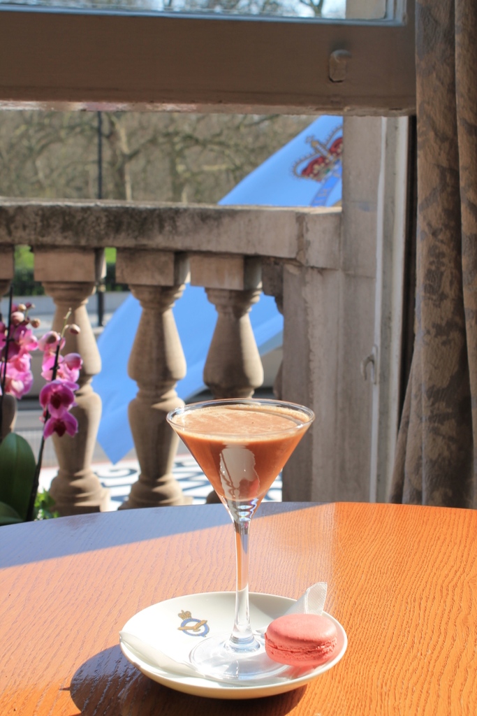 TheRAFClub's tweet photo. Enjoy one of our Easter special Chocolate Martini's served with a Raspberry & Vanilla Macaron this April in the Cowdray Lounge π«πΈ
#TheRoyalAirForceClub
#EasterCocktail
#ChocolateMartini https://t.co/HiZeZY0Bv9