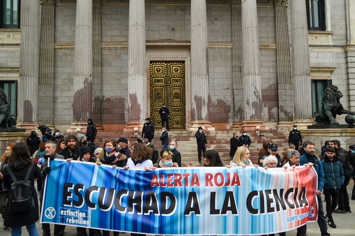 xrmadrid_'s tweet photo. 🔴 ¡La comunidad científica se rebela ante el Congreso de los diputados! 🔴

🆘Científicas, investigadores y activistas han teñido de sangre falsa la fachada principal del edificio como acción a propósito de la Rebelión Científica que está ocurriendo en esta semana. https://t.co/LpP6uQsb8t