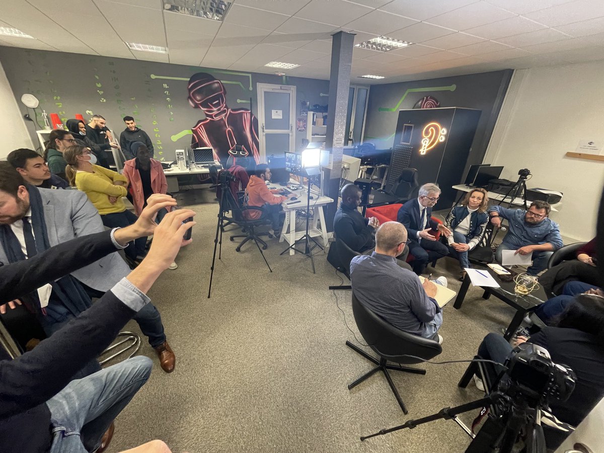 #Jeunesse 👍
🌇 en direct du <a href="/crijcentre/">Jonathan - CRIJ Région Centre - Promeneurs du net</a> à #Orléans pour les États Généraux de la Jeunesse en #CentreValdeLoire : de riches échanges entre <a href="/fbonneau/">François Bonneau</a>, <a href="/CaroleCanette/">Carole Canette</a>, Arnaud Jean et les #jeunes en présence 🗣

📺 Suivez l'événement en direct vidéo ↙️
bit.ly/3uf44Sz