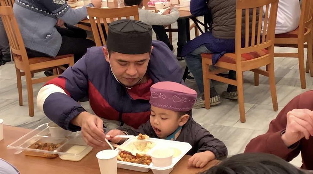 ArabNewsjp's tweet photo. #Muslims of different nationalities on Wednesday observed #Iftar at the #TokyoMosque located in the Yoyogi district.
https://t.co/i1YUQCwobZ https://t.co/g843lPYcx4