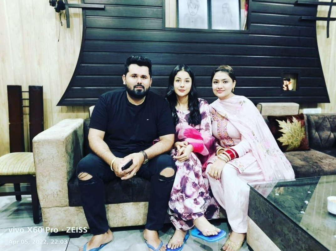 navion1990's tweet photo. SidNaaz are in background if look closely ...our Shehnaaz n Sidharth are there together #SidNaazForever https://t.co/CaAZ4jRc9j