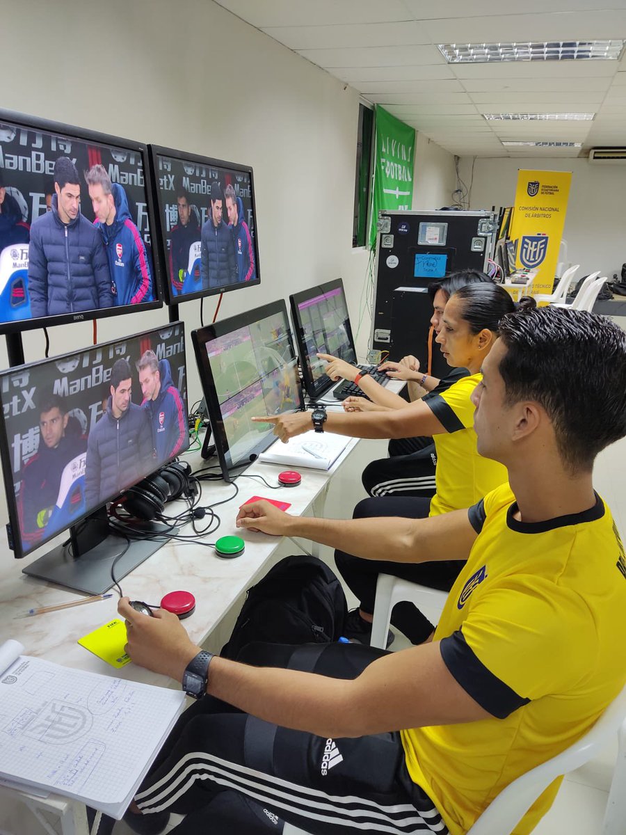 🙌 ¡Continúa la capacitación del CURSO VAR!

✅ Segunda fase: Simuladores de jugadas en cabina VOR

📌 Con la supervisión de instructores FIFA y el Departamento Técnico de la Comisión Nacional de Árbitros FEF.

📍Portoviejo