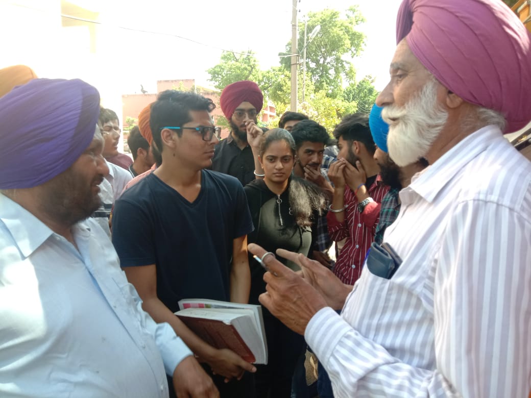 ISMARTIndia's tweet photo. The Solar Ambassadors experienced an impactful change in the Holy City of Amritsar towards the adoption of Solar on the Roof during last couple of weeks of awareness campaigns on Rooftop PV Solar system.
@giz_gmbh @giz_india @mnreindia @Deloitte @PunjabGovtIndia @AhaSolar https://t.co/Bdkq6P0dLT