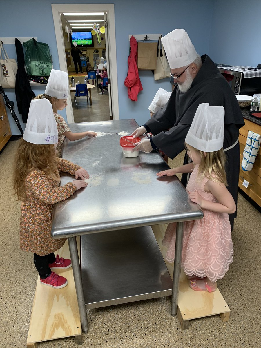 SPSprincipal's tweet photo. What a fantastic day in PreK 4 today @StPeterSchool making pizza! Fr Pedro, Fr Marek &amp; I along with some helpers had so much fun making individual pizzas with the students and then enjoying them for lunch. Thanks to Mr. Carannante for the homemade dough &amp; for being the lead chef! https://t.co/dbjesclfRr