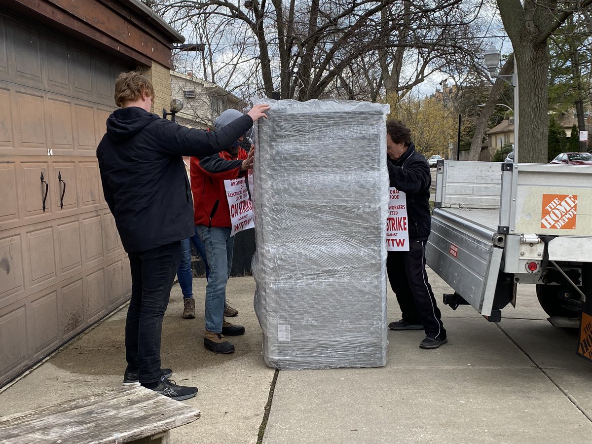 Miclelle's tweet photo. Picketing union members helping out the neighbors! @Window2workers #IStandWithIBEW #IBEWLocal1220 #UnionStrong #UnionsForAll #Strike #WorkersUnite #solidarity #UnionYes #essentialworkers #Chicago  #Chicagonews Support the workers and their families at https://t.co/YGQiEV02qY https://t.co/AggIQ2cKge