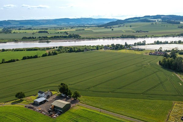 Galbraith_Rural's tweet photo. Masters fever has hit the golfers within @galbraith_Rural! We've 𝘁𝗲𝗲'𝗱 up some great properties this week:

Just a 𝘀𝗮𝗻𝗱 𝘄𝗲𝗱𝗴𝗲 from the Tay: Priorlands Farm- https://t.co/Jls2ONpFfj

Lawns fit to be 𝗳𝗮𝗶𝗿𝘄𝗮𝘆𝘀:
Cantray House- https://t.co/o3xJn9ijmd

#TheMasters https://t.co/3rdXpSN1cY