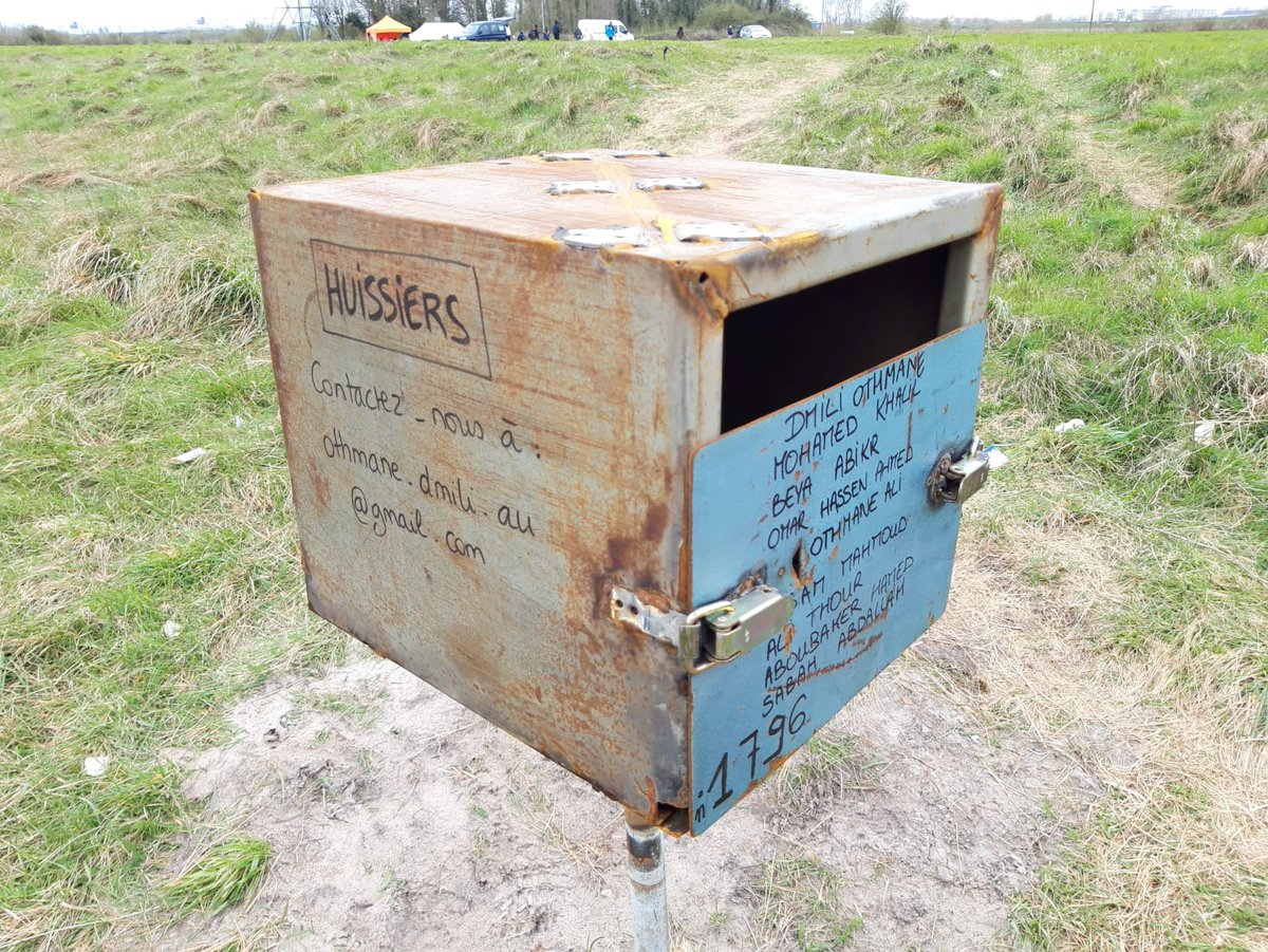 À Calais, nous avions installé des boites aux lettres sur les campements où survivent les personnes exilées à la rue. L'objectif était de redonner un nom aux habitants et faire cesser les expulsions policières quasi quotidiennes. Cinq jours plus tard, elles ont été sciées.