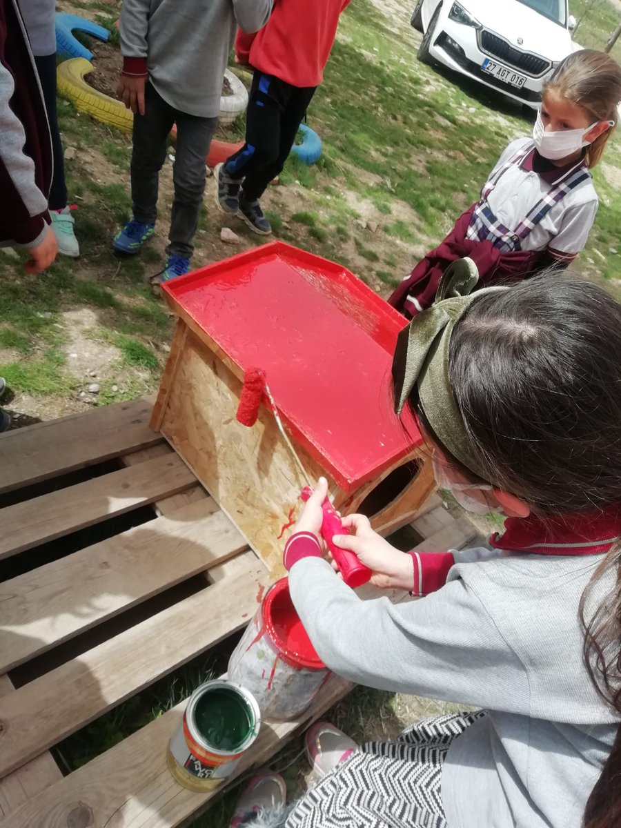 doc_enc's tweet photo. Bir Kalbe Dokun etwining projesi kapsamında yardımseverlik değeri etkinliğimiz için bir köpek evi yapıp, hep birlikte yardımlaşarak boyadık ve sokak canlarına yardım eli uzattık. @yasintepe @erdalkilinc27 @Gaziantep_MEM @sahinbeymem @etwgaziantep @GaziantepArge @zlem61874177 https://t.co/gbjpmbtySF
