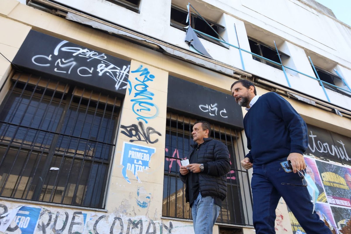 fmoreiraok's tweet photo. Recorrimos la obra del futuro Centro Cultural de Villa Ballester, en el ex edificio de Telecom, donde estamos avanzando con demoliciones de mamposterías y trabajos previos al desarrollo del proyecto. 

Un espacio histórico para el barrio, que originalmente fue una empresa local. https://t.co/b2c7WnduD8