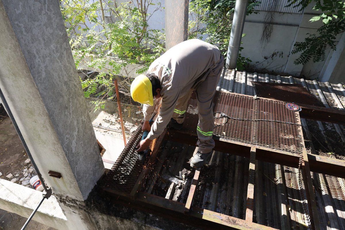 fmoreiraok's tweet photo. Recorrimos la obra del futuro Centro Cultural de Villa Ballester, en el ex edificio de Telecom, donde estamos avanzando con demoliciones de mamposterías y trabajos previos al desarrollo del proyecto. 

Un espacio histórico para el barrio, que originalmente fue una empresa local. https://t.co/b2c7WnduD8