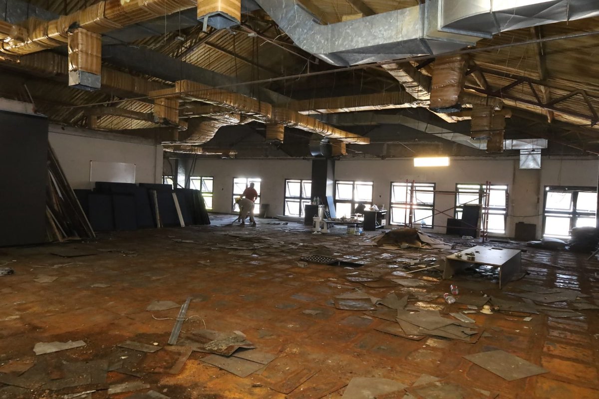 fmoreiraok's tweet photo. Recorrimos la obra del futuro Centro Cultural de Villa Ballester, en el ex edificio de Telecom, donde estamos avanzando con demoliciones de mamposterías y trabajos previos al desarrollo del proyecto. 

Un espacio histórico para el barrio, que originalmente fue una empresa local. https://t.co/b2c7WnduD8