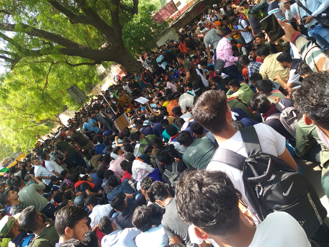 HsChauh74348787's tweet image. #armyrally #Armyexam #AIRFORCE_AIRMAN_RESULT हम केंद्र सरकार से विनती करते है। हम भर्ती नही मांग रहे भर्ती का अवसर मांग रहे है। आप अंधे बन कर हमारे भाईयो को जेल में मत डालिए ये आंदोलन शांतिपूर्ण है। 2 साल से कोई भर्ती नही आई कुछ भाईयो के एक साल पहले से एग्जाम और रिजल्ट रुके है।