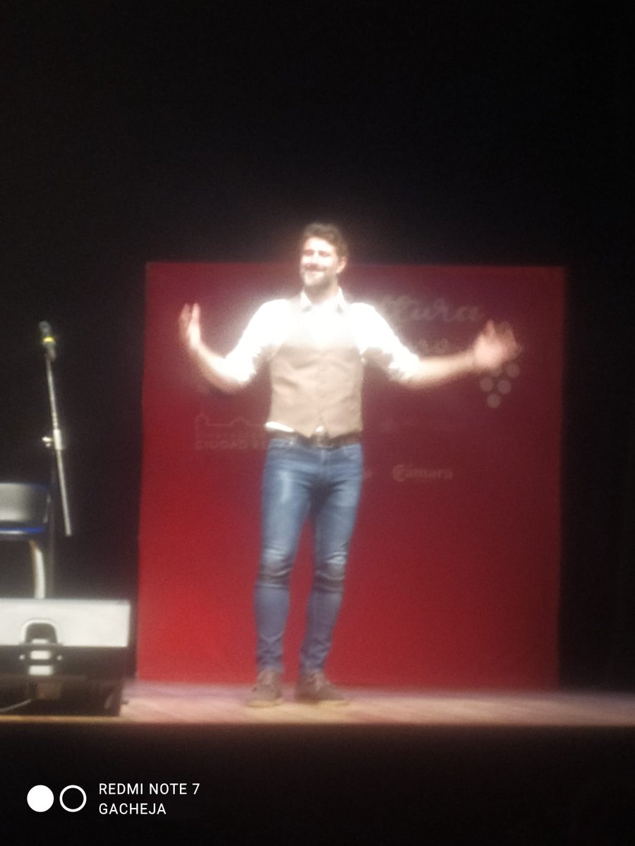 El humorista David Amor actuó el pasado domingo 3 de abril en el teatro de Daimiel, evento enmarcado en la iniciativa de “La Cultura del Vino” orgacinado por la Diputación de C. Real Todo lo recaudado ha ido a la ayuda de la asociación de esclerosis múltiple Aedemcr- Daimiel