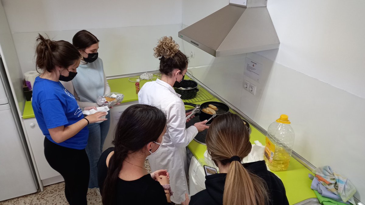 SilviaGHerrador's tweet photo. Esta mañana me he colado en Apoyo domiciliario para cocinar con mis chicos y es que aparte de lo rico que nos ha quedado todo...menudo grupazo están hechos 🥰🥰🥰
#APSD_GF del @gregorioferva https://t.co/HtnbsdUfKr