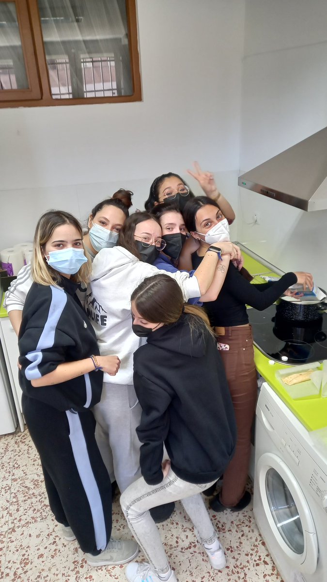 SilviaGHerrador's tweet photo. Esta mañana me he colado en Apoyo domiciliario para cocinar con mis chicos y es que aparte de lo rico que nos ha quedado todo...menudo grupazo están hechos 🥰🥰🥰
#APSD_GF del @gregorioferva https://t.co/HtnbsdUfKr