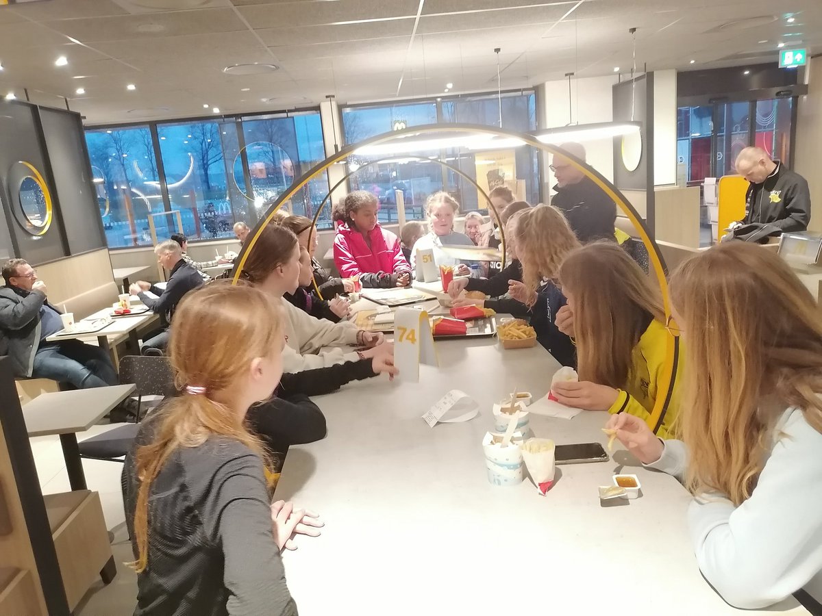 JanW23's tweet photo. Na een spannende maar helaas verloren inhaalwedstrijd moet er toch gegeten worden. Nu gedeeld eerste. Het worden nog 4 spannende wedstrijden met nog een thuiswedstrijd tegen de medekoploper voor de boeg. Maandag ook nog een mooie training voor de boeg. #mo13 #vev67 https://t.co/DPoR7y1fYj