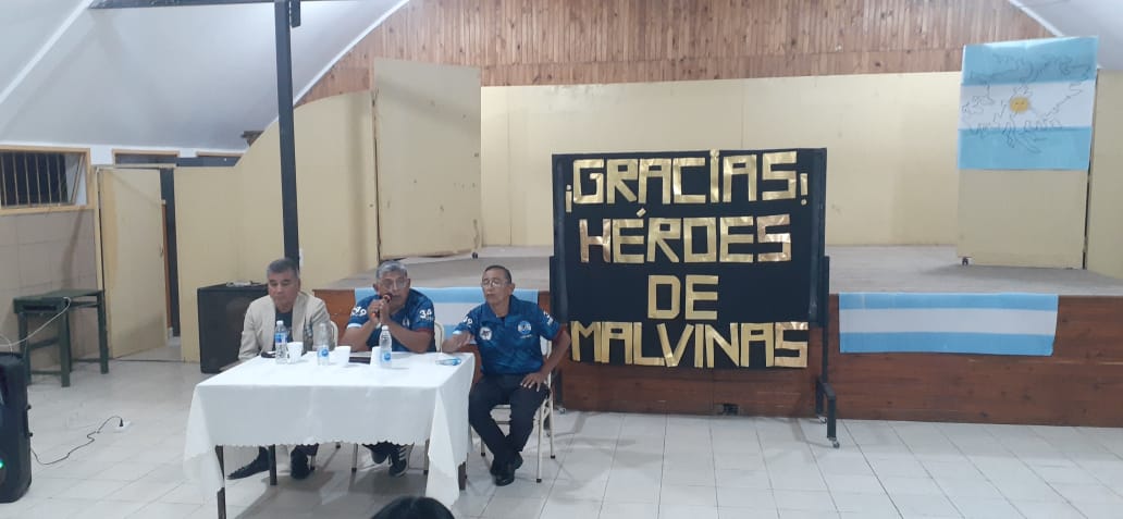 Adultosalta's tweet photo. Veteranos de Malvinas visitaron el CENS 7096 y ofrecieron una charla a la comunidad educativa. Los estudiantes prepararon afiches para el acto en el que se recordó la gesta de Malvinas. https://t.co/IaBlBidM9g