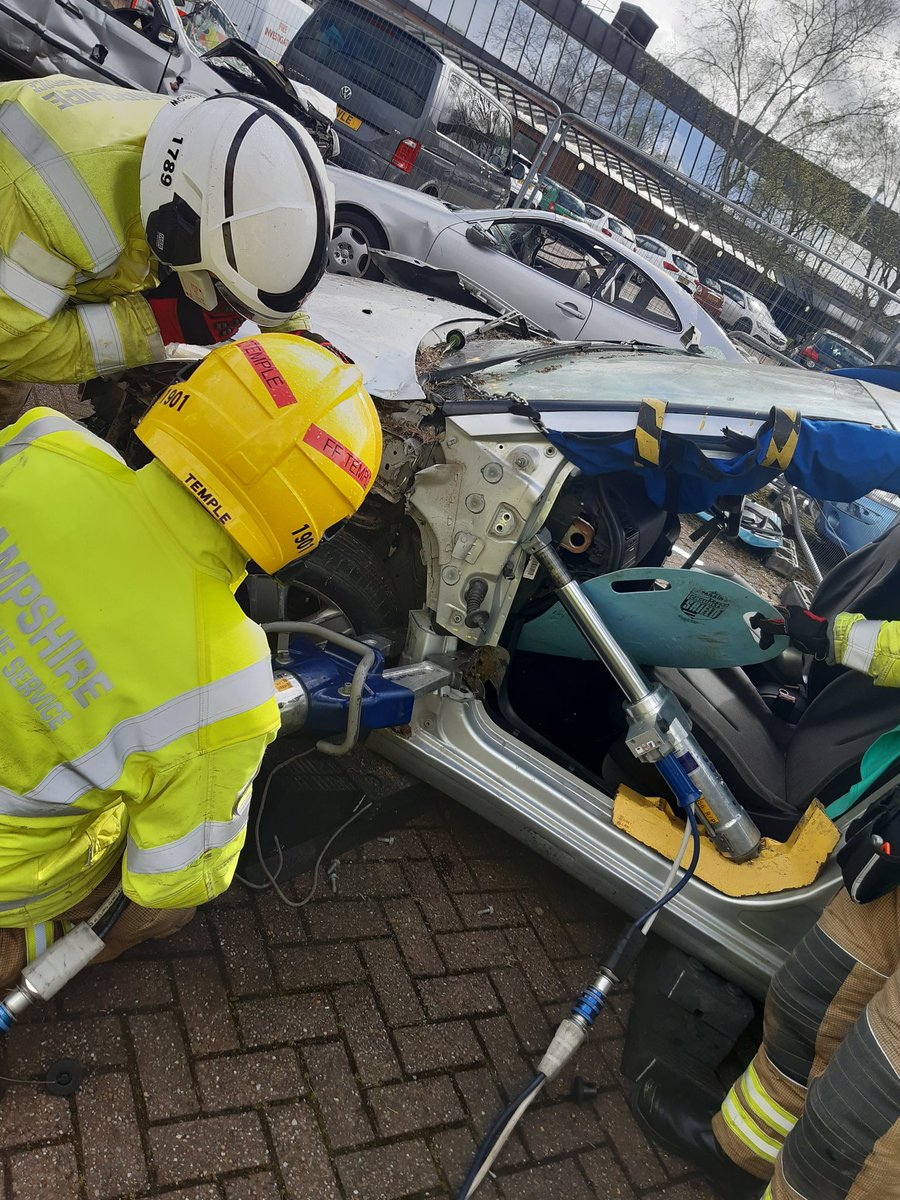 HIWFRS_LandD's tweet photo. Today, the Trainees learnt about #EmergencyPlans looking specifically at releasing physical entrapment by the means of a #DashboardRelocation and #DashboardLift #NewTechnique #SpaceCreation #EmergencyPlanFirst https://t.co/0l4a5lDVYH