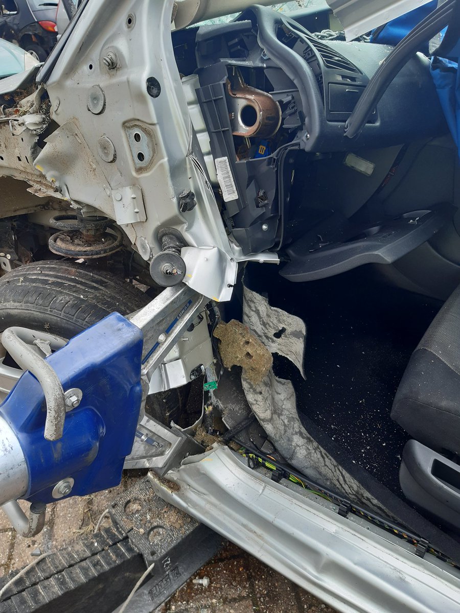 HIWFRS_LandD's tweet photo. Today, the Trainees learnt about #EmergencyPlans looking specifically at releasing physical entrapment by the means of a #DashboardRelocation and #DashboardLift #NewTechnique #SpaceCreation #EmergencyPlanFirst https://t.co/0l4a5lDVYH