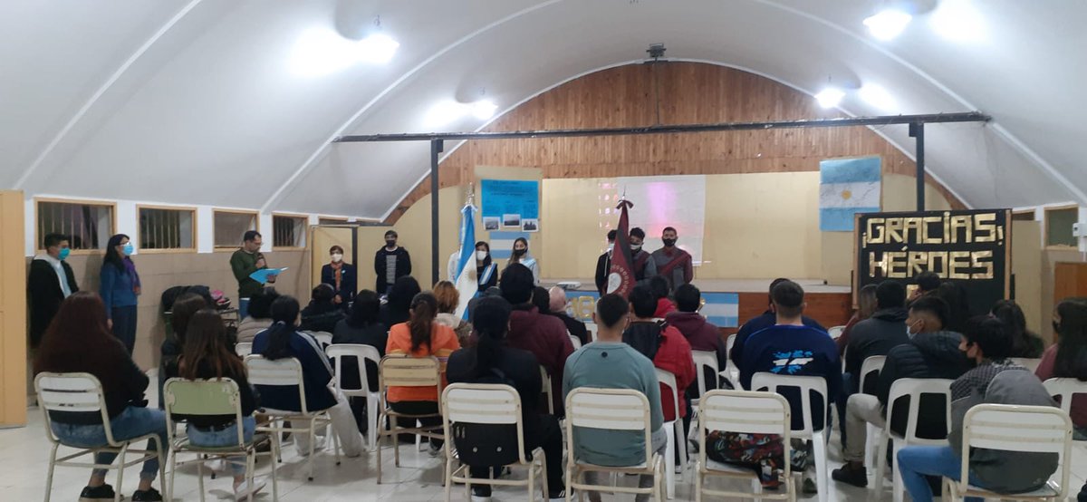 Veteranos de Malvinas visitaron el CENS 7096 y ofrecieron una charla a la comunidad educativa. Los estudiantes prepararon afiches para el acto en el que se recordó la gesta de Malvinas.
