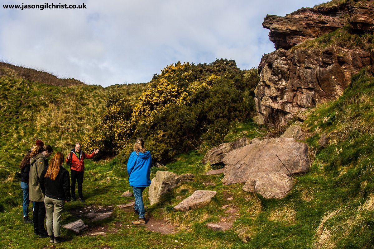 jgilchrist13's tweet photo. Holyrood Park Geowalk w @Geowalks for Edinburgh Napier University walk. ↖️Glacial erratic, ↗️sandstone quarry, ↙️Dunsapie Hill &amp; Loch, ↘️walking on lava. #EdinburghNapierUniversity #Geowalk #geology #geodiversity #geoheritage #ScottishGeology #HolyroodPark #Edinburgh #Scotland https://t.co/fN3IkCMe4j