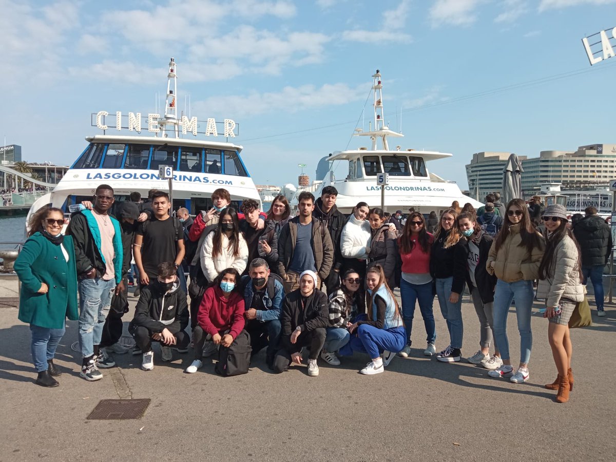 LopezVicuBCN's tweet photo. Primera jornada #FP a #FormatalPort, els alumnes #ComerçInternacional han enrequit els seus coneixements sobre l'activitat portuària. @Escolaeuropeaeu ponències i visita professionalitzadora per les infraestructures. I demà més! https://t.co/pgbenG1vAE