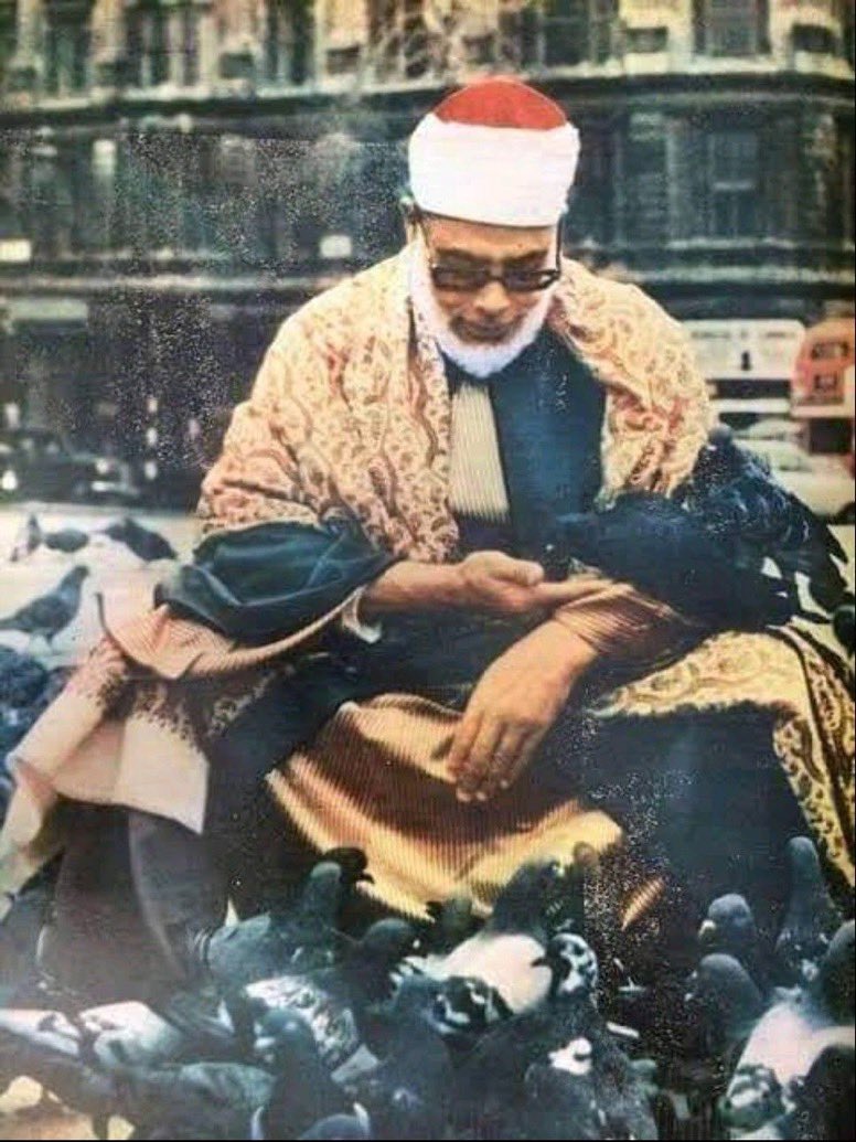 رجل يشتغل بصناعة الحصير وكان كلّما وجد مصلّى بلا حصيرة، أو مفروشاً بقش الأرز، هرع إليه وفرشه بالحصير...