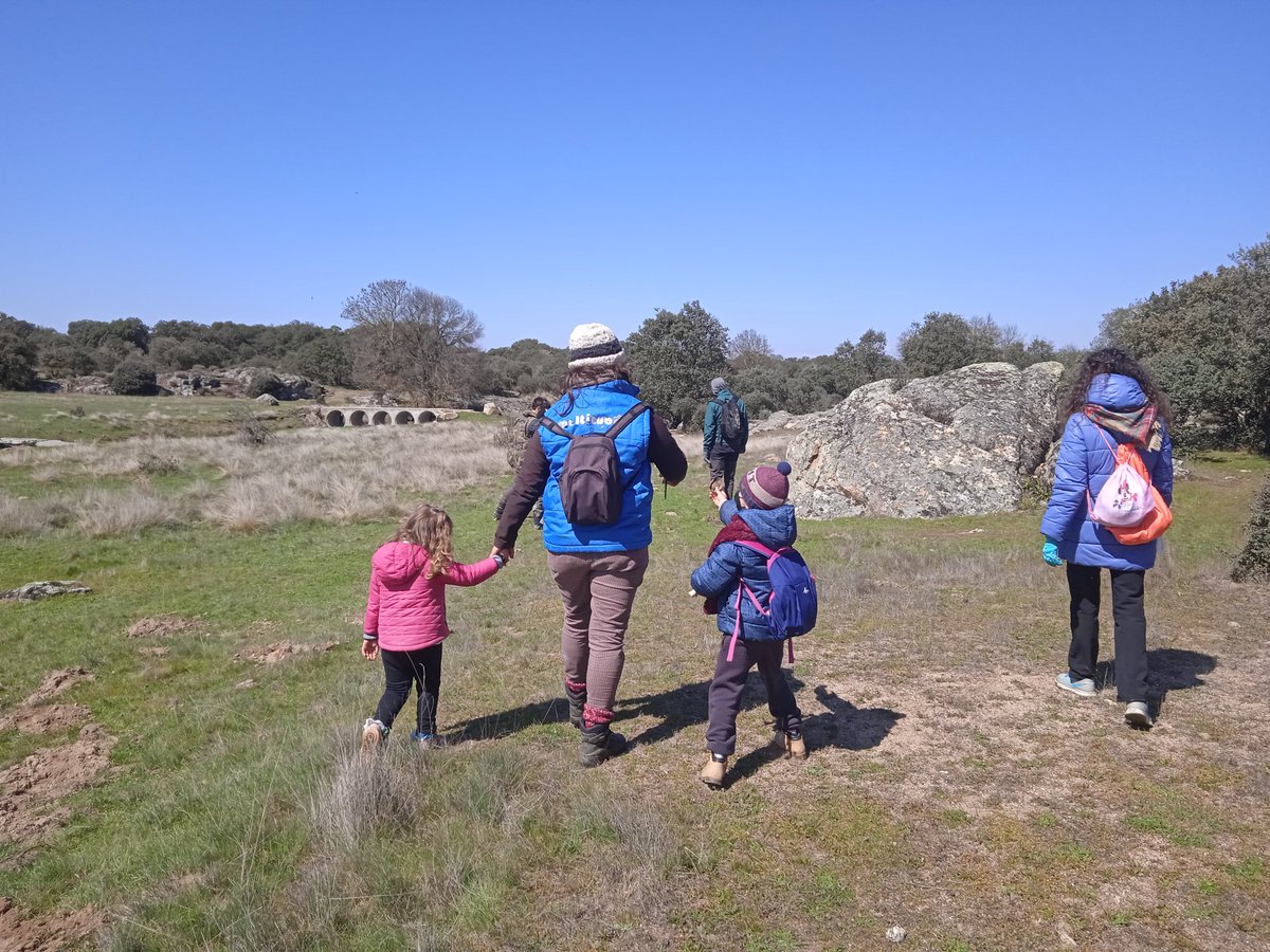 CraSayago's tweet photo. Los alumnos del aula de Muga de Sayago han cerrado el trimestre pastoreando por los preciosos parajes de Argañín de Sayago. Gracias a la mamá de Lucas. #MujeresGanaderas #EducacionAmbiental @educacyl  @cfiezamora #Sayago #Arribes
@pablolabajos_ma https://t.co/m1ubhRN4at