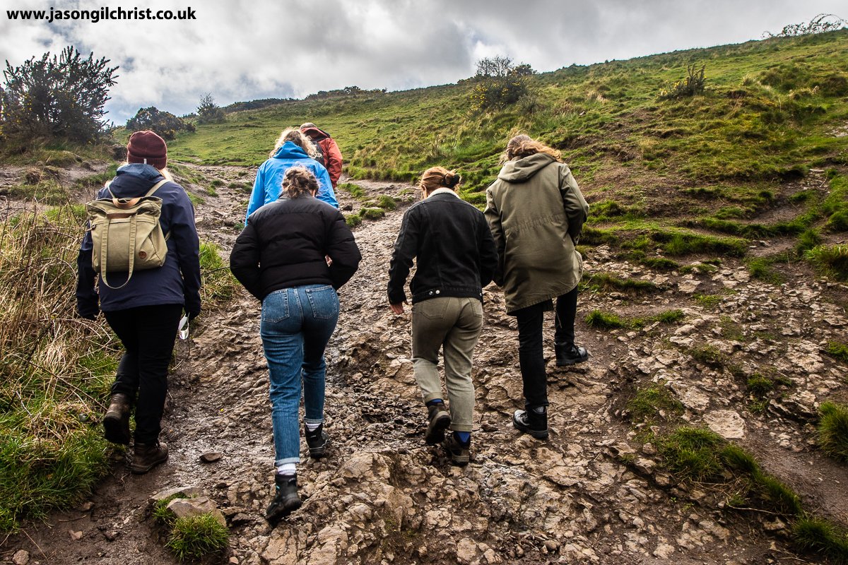 jgilchrist13's tweet photo. Holyrood Park Geowalk w @Geowalks for Edinburgh Napier University walk. ↖️Glacial erratic, ↗️sandstone quarry, ↙️Dunsapie Hill &amp; Loch, ↘️walking on lava. #EdinburghNapierUniversity #Geowalk #geology #geodiversity #geoheritage #ScottishGeology #HolyroodPark #Edinburgh #Scotland https://t.co/fN3IkCMe4j