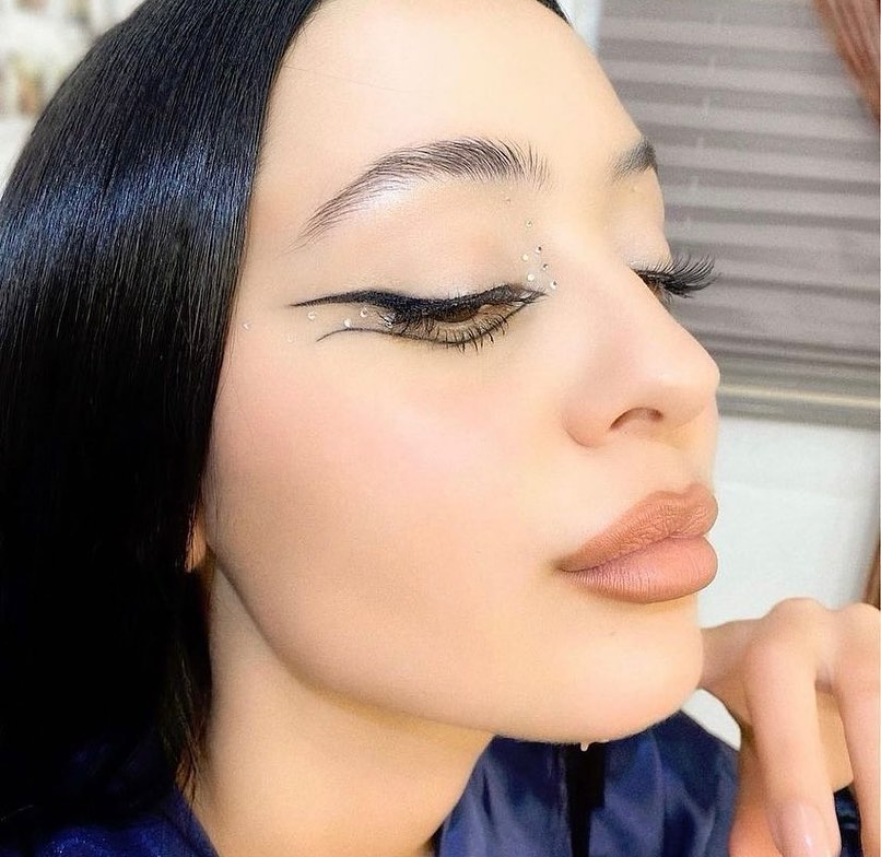 saintdemie's tweet photo. alexa demie doing her makeup on the set of euphoria <3 https://t.co/UAqLsyIL3S