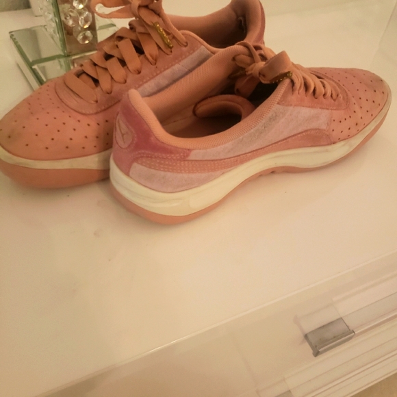 SeppieSaph's tweet photo. So good I had to share! Check out all the items I'm loving on @Poshmarkapp #poshmark #fashion #style #shopmycloset #puma #metoo #express: https://t.co/JiIZvuxMfA https://t.co/IiIAMs59Pn