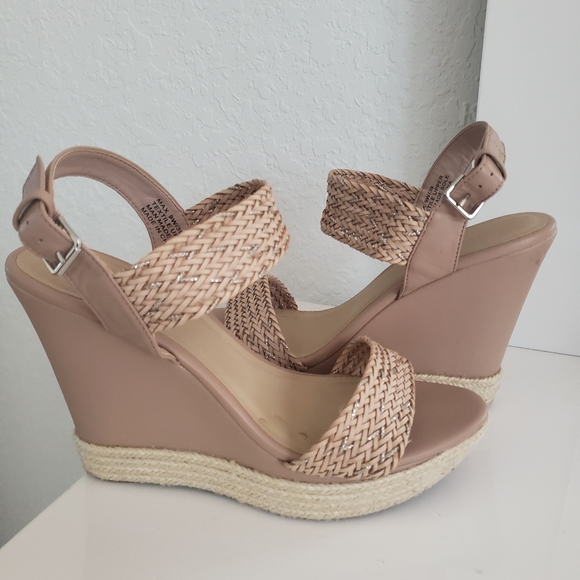 SeppieSaph's tweet photo. So good I had to share! Check out all the items I'm loving on @Poshmarkapp #poshmark #fashion #style #shopmycloset #puma #metoo #express: https://t.co/JiIZvuxMfA https://t.co/IiIAMs59Pn
