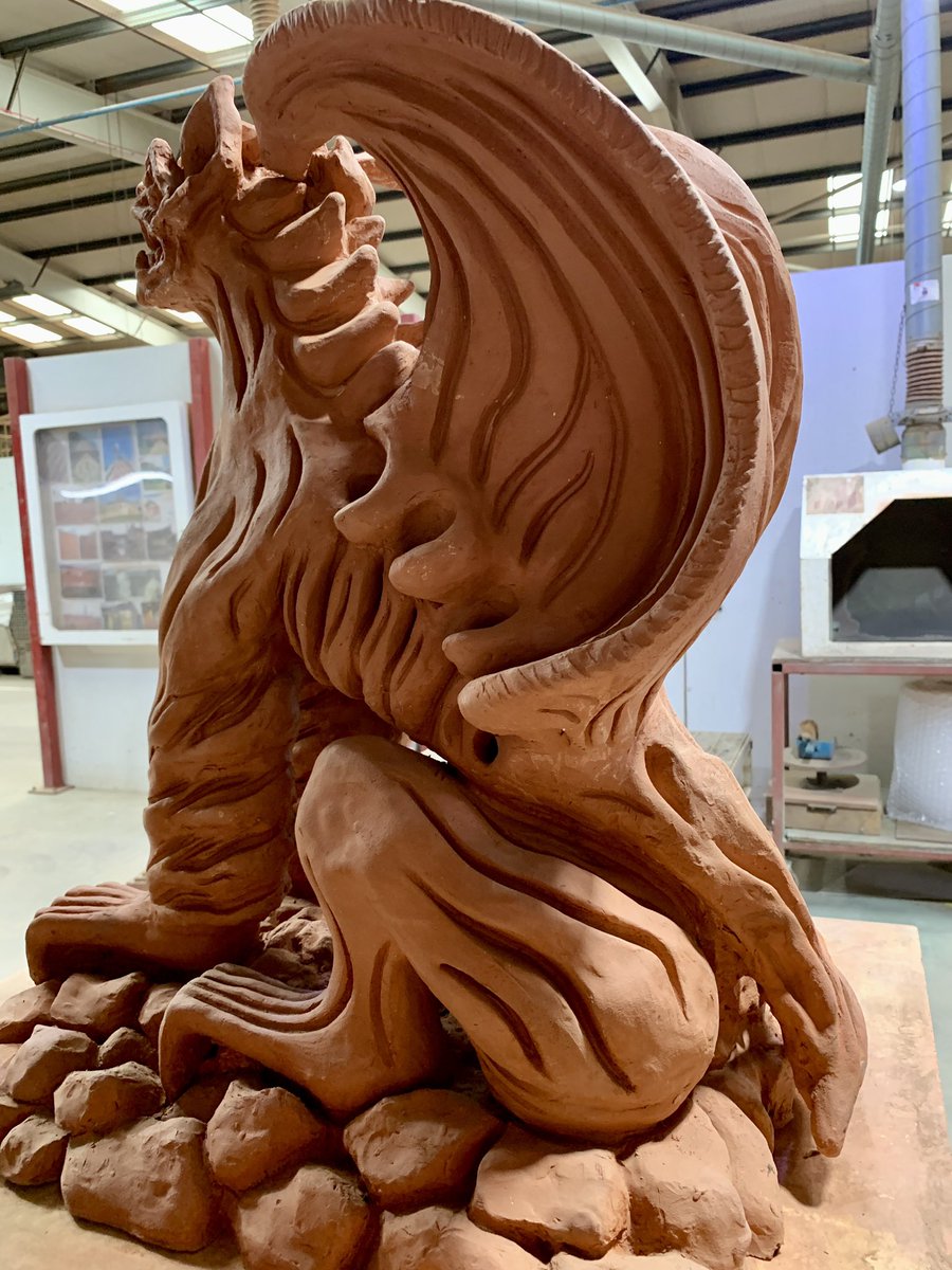 I often try to push the boundaries of what can be created from clay …but still scratching my head how this huge dragons wing survived and even more astonished when it came out of the kiln unscathed …best not to underestimate the magical powers of any dragon 🐉 #HandmadeHour