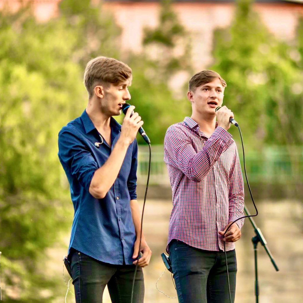 hradecti's tweet photo. Hudba je lékem v časech, kdy se trápíme. Proto zpívejme a zpívejme!😃😊
Foto: Náplavka k světu

#bratři #duo #naplavka #plzen #plzeň #koncert #patrik #a #hynek #brothers https://t.co/CVOj3mTWnq
