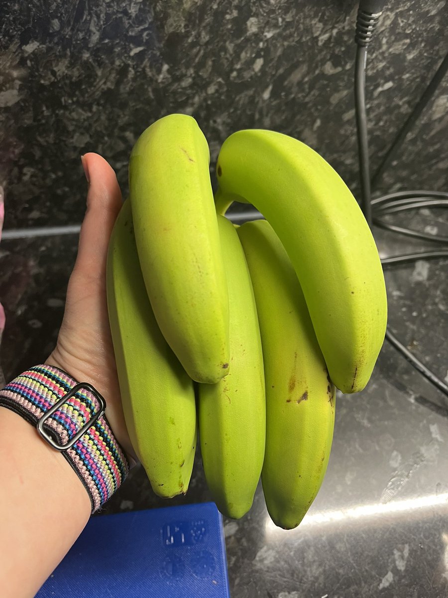 barboraexplorer's tweet photo. @getir_UK thanks for the bananas, didn’t know they came this green😂 #fail https://t.co/RVpvYsBEGd