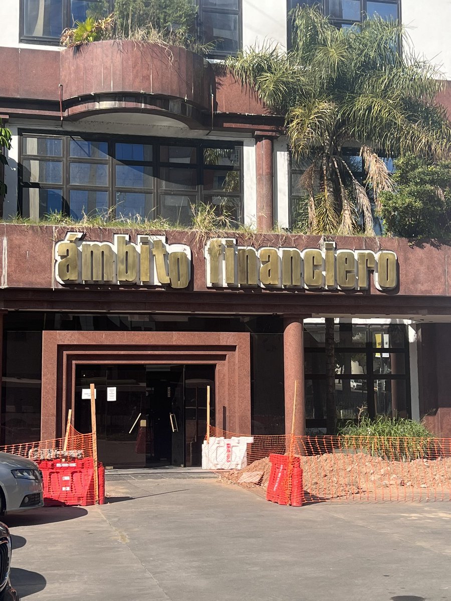 JulioRG1981's tweet photo. @Ambitocom Se está por caer la “O” en el cartel de entrada de Paseo Colón. Ojo que mata a alguien eso! https://t.co/bWi0zBaNMv