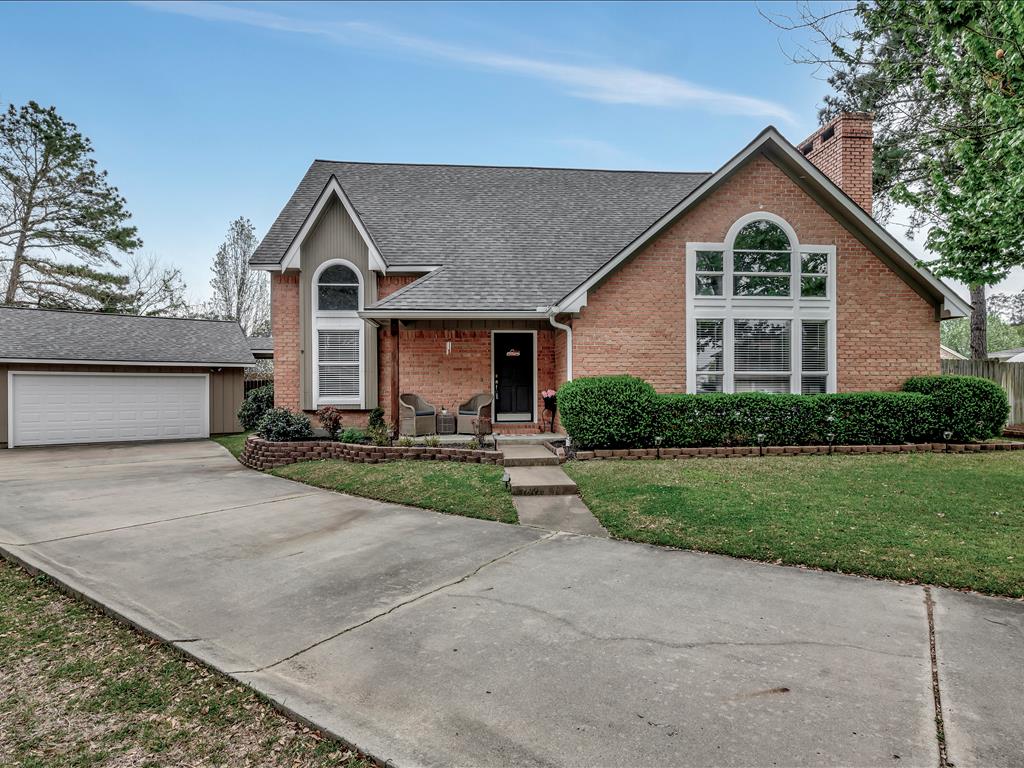 Check out this BEAUTIFUL 4 bdr/ 2.5 bth home in #CrownColony Subdivision!
Listing agent:  Suzette Grimes, Century 21 Cota Realty
wfy.ai/3jchjgh
#coveredpatio #culdesac #LufkinISD #LufkinTX
#lufkinrealestate #photography by 360 Media of East Texas