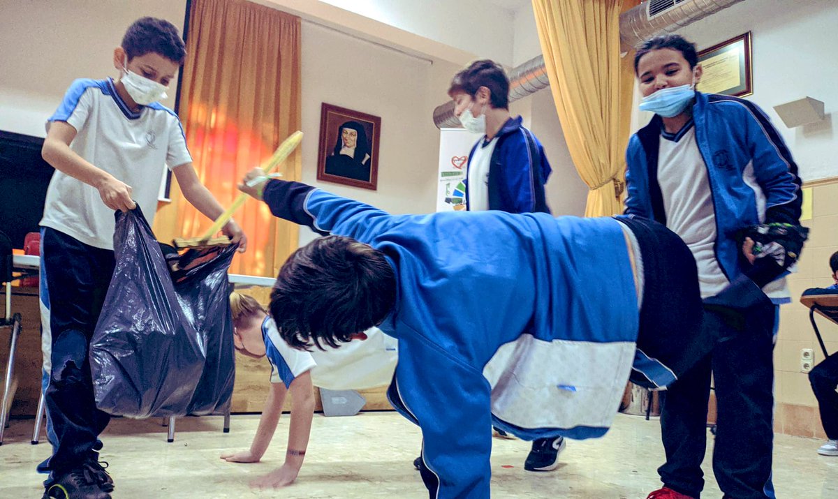 LaGoletaColegio's tweet photo. #OpenWorldVicenciano 💙
Primer día de convivencia Vicenciana con los chicos de 5º de #PrimariaGoleta descubriendo juntos la llave 🔑 que abre el cofre de nuestro corazón. Dinamización de los alumnos de 3º de #SecundariaGoleta. Gran trabajo de todos‼️
#SomosEscuelaVicenciana💙 https://t.co/NOBHp1Eixq