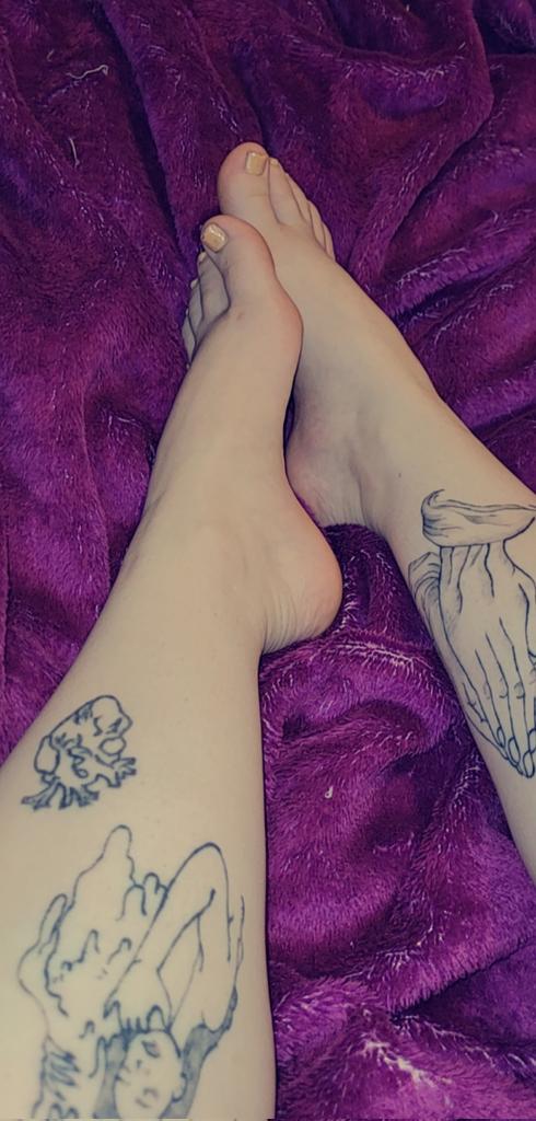 blue11125079's tweet photo. What color should I paint my little toes today? 🦶🦶🤔🥰🤍 #footfedish #feetpicturesforsale #Feet im #sellingcontent who's #buyingccontent #stonerslut #feetworshi̇p https://t.co/NQgQ8lTo40