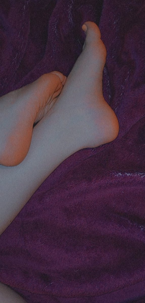 blue11125079's tweet photo. What color should I paint my little toes today? 🦶🦶🤔🥰🤍 #footfedish #feetpicturesforsale #Feet im #sellingcontent who's #buyingccontent #stonerslut #feetworshi̇p https://t.co/NQgQ8lTo40