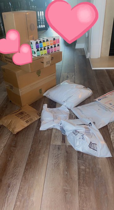 First gift pile delivery OTD💁🏼‍♀️🥳 https://t.co/Dn1xZcp2pz