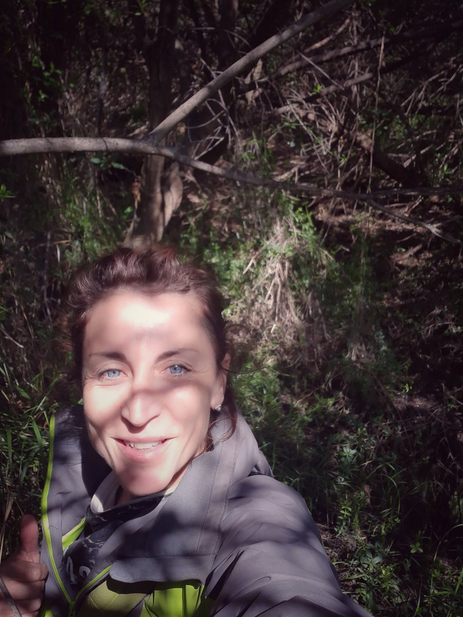 ANAISABELGONZL2's tweet image. Acabar la jornada metida entre vegetación en busca de &quot;los registros perdidos&quot; no mola mucho 🤭 y si es saneamiento, menos 🙄
Me llevo barro, arañazos y 🤬🤬 ¿pero porqué no existen planos de redes? ¿Por qué? 😭
#topografia más que medir 
¿Y tú cómo has acabado el miércoles?🤧