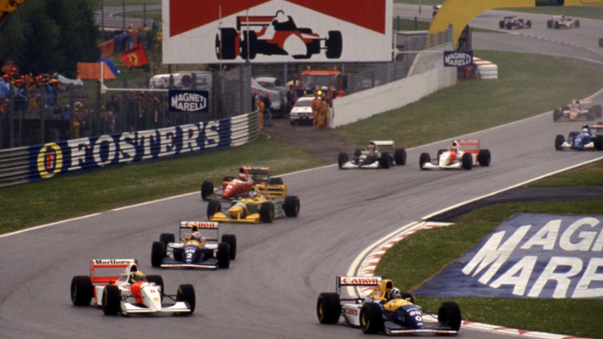 #F1 1993 SEZONU: 1993 F1 sezonunun en kritik ve de kırılma anı kabul edilebilecek yarışı hiç kuşkusuz sezonun 4’üncü yarışı olan San Marino GP’sidir. Sezonun 2’nci ve 3’üncü yarışlarını kazanarak liderliği devralan 🇧🇷Senna’ya karşı 🇫🇷Prost, bu yarışta ipten döndü denebilir.