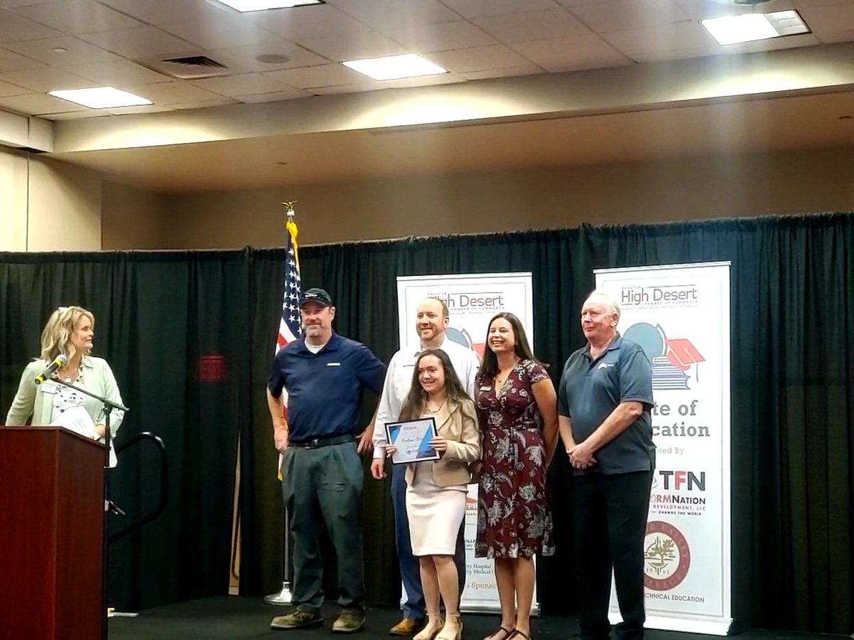 richardbounceRE's tweet photo. Richard with VVMG Victor Valley Marketing Group giving out a scholarship this morning at the Greater High Desert Chamber of Commerce State of Education Valley Morning Insight breakfast 👩🏫🎒🍎
#GivingBack
#VVMG
#BounceRealty https://t.co/FpzsZ3BP4O