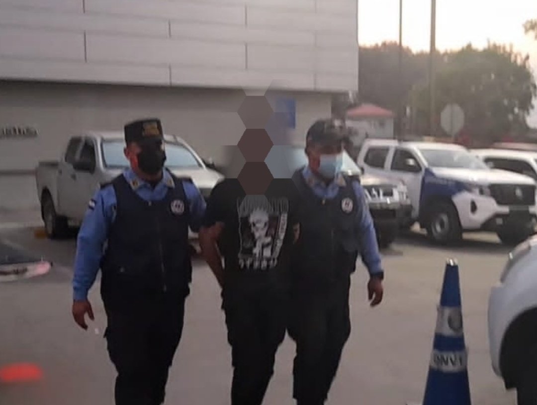 dpi_honduras's tweet photo. #ResultadoDeImpacto 👮🏻♂️🚔🚨
Arrestan en la zona norte a supuesto integrante de la Pandilla 18 en posesión de varias armas de fuego, entre ellas un fusil AR-15 de uso prohibido. #LopezArellano #Choloma #Cortés https://t.co/b2n44tOx1Z