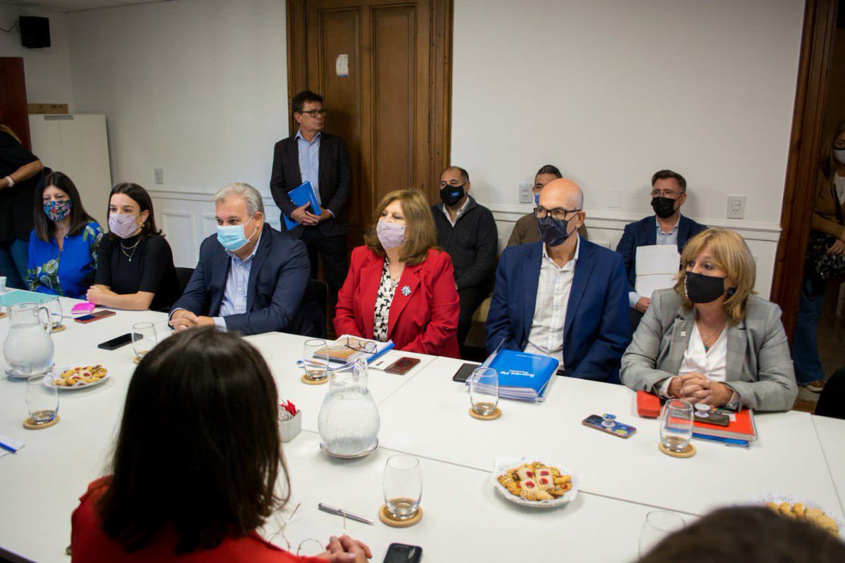 claudiaebalague's tweet photo. Después de más de 200 pedidos de informes de más de 30 diputadas y diputados de Santa Fe a la ministra de Educación, Adriana Cantero, durante 2021, finalmente se concretó la reunión solicitada por la @CamaraDipSF (abro hilo🧵) https://t.co/wOyy9uproE