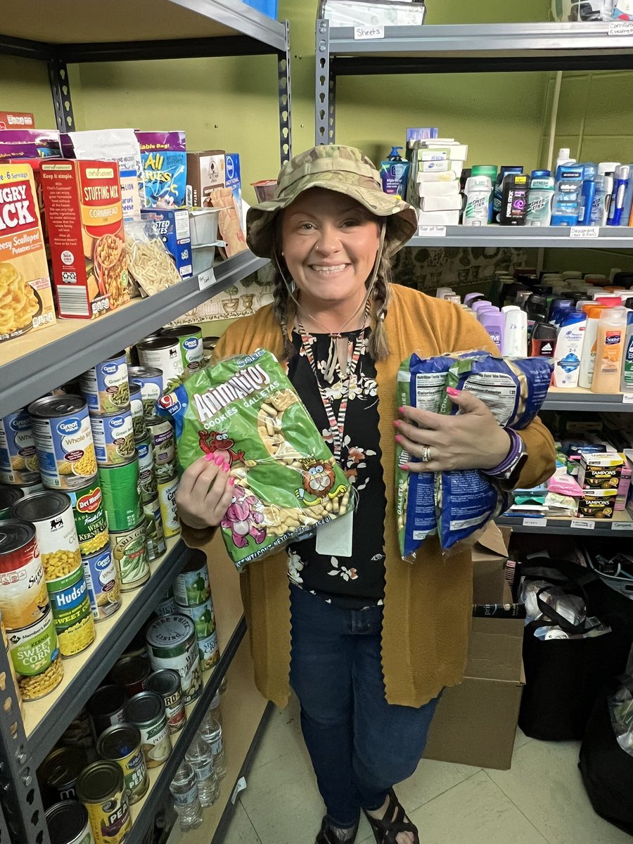 SocialWorkDiva's tweet photo. @RMaxAbbottMidd Loves our partnership with @MannaChurch and @MannaDreamCenter https://t.co/3fKB3d7RNB