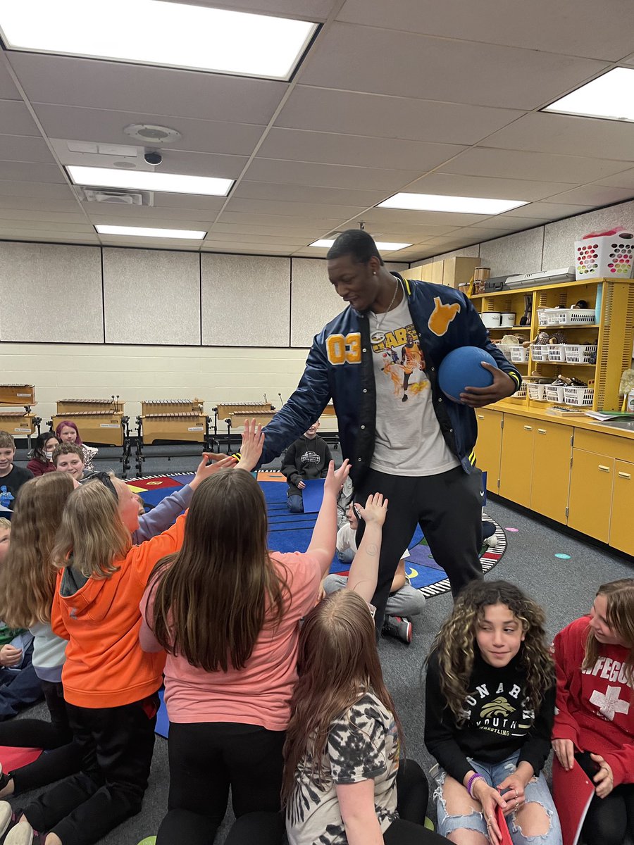 loadyg__'s tweet image. McMechen elementary ! 💙💛💙💛 Couple more spots before the signing at 7 ! Love Wheeling 💙💛